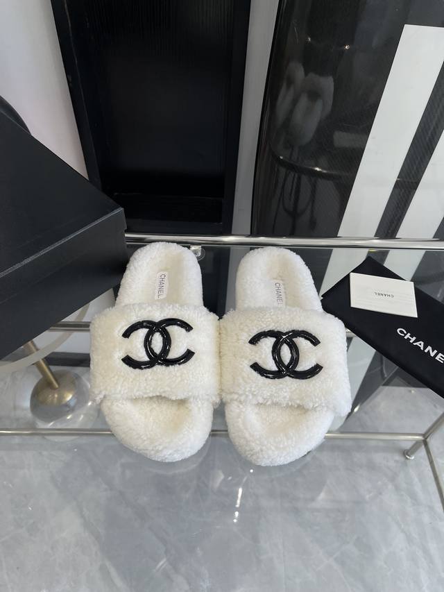 Chanel 官网同步新款毛拖 秋冬宝藏时髦单品 毛毛很厚实 软软的舒舒服服 而且很百搭 重点是保暖功力一级棒 鞋面进口羊毛羔 橡胶大底耐磨防滑 码数35-41